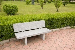 Bænk lavet i granit i en park