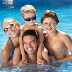 Familie i swimming pool