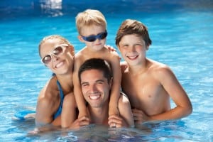 Familie i swimming pool