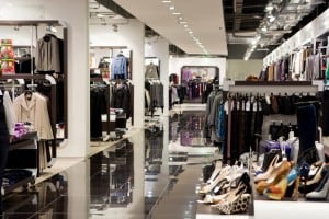 Tøjbutik med en masse tøjstativer
