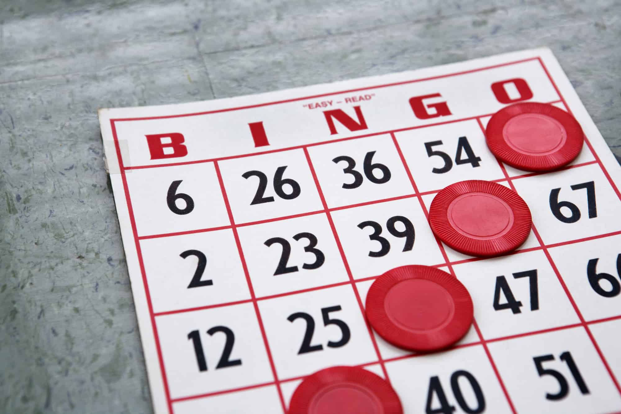 bingo-plade-med-markering-af-udtrukne-tal