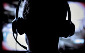 computerspil-egames-spiller-med-headset-og-mikrofon